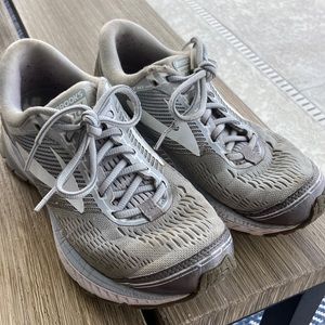 Brooks Ghost 10 in grey, size 7